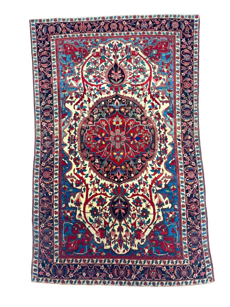 Sarough antique rug traditional vintage design
